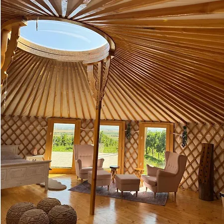 Glamping Ve Vinici - Jurty Zijumarcipan - Jizni Morava *