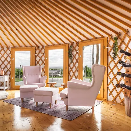럭셔리텐트 Glamping Ve Vinici - Jurty Zijumarcipan - Jizni Morava *
